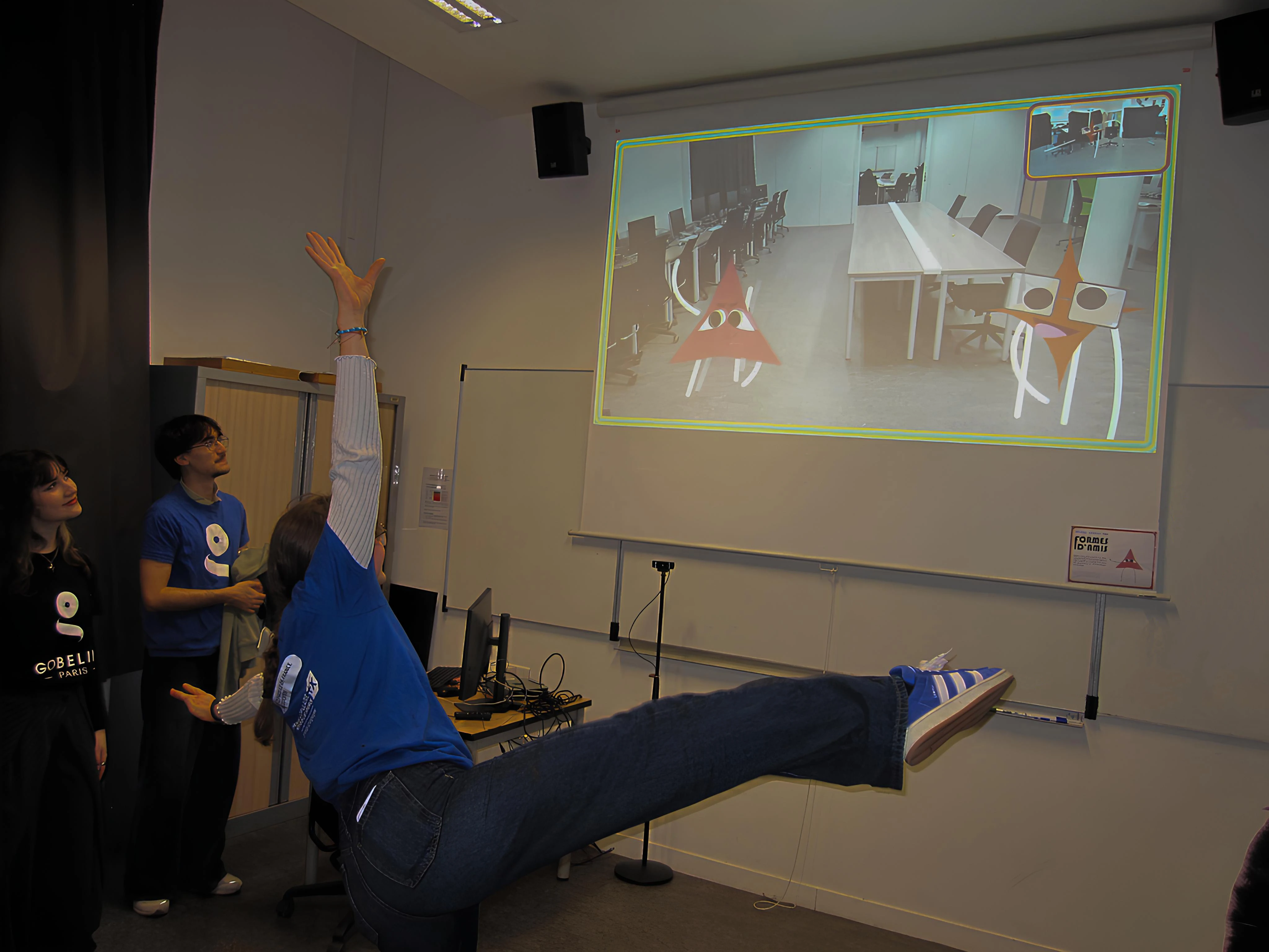 Formes d’Amis — visiteuse en mouvement devant la projection interactive
